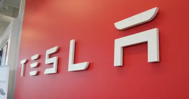 Новий автопілот Tesla FSD v15 та робот Optimus: реальність та обіцянки