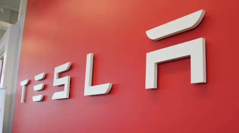 Новий автопілот Tesla FSD v15 та робот Optimus: реальність та обіцянки