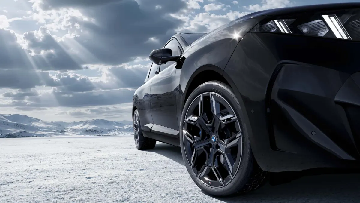 BMW iX5 Long-Wheelbase: розкішний електрокросовер з 31-дюймовим телевізором