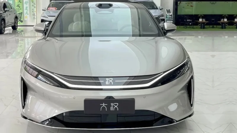 Новий флагманський седан BYD Da Han EV з'явився в автосалонах