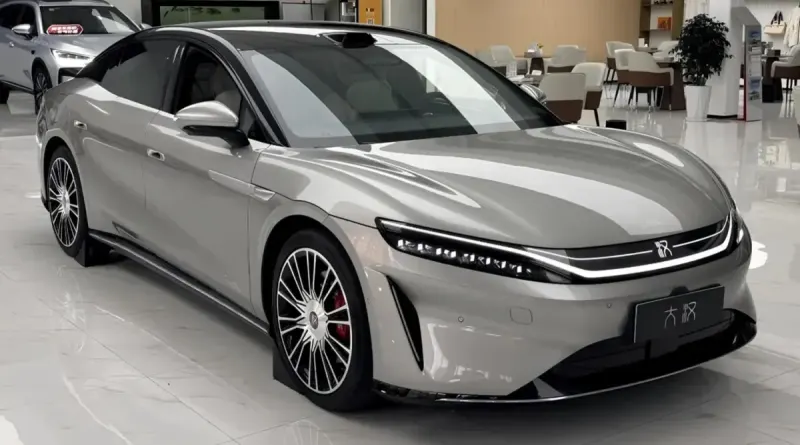 Новий флагманський седан BYD Da Han EV з'явився в автосалонах