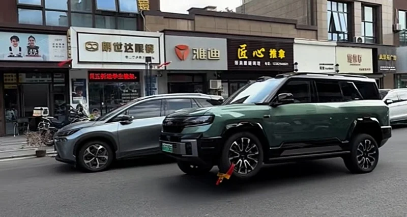 Позашляховик BYD Fang Cheng Bao Bao 8 помітили на трьох колесах із блокіратором