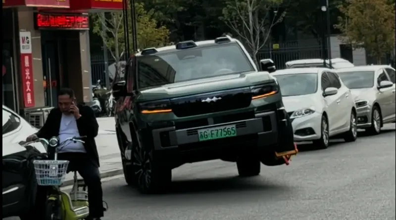 Позашляховик BYD Fang Cheng Bao Bao 8 помітили на трьох колесах із блокіратором