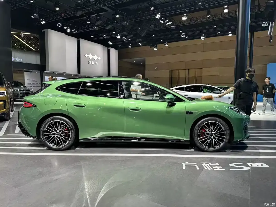 BYD Fang Cheng Bao Formula S розкрив салон та характеристики