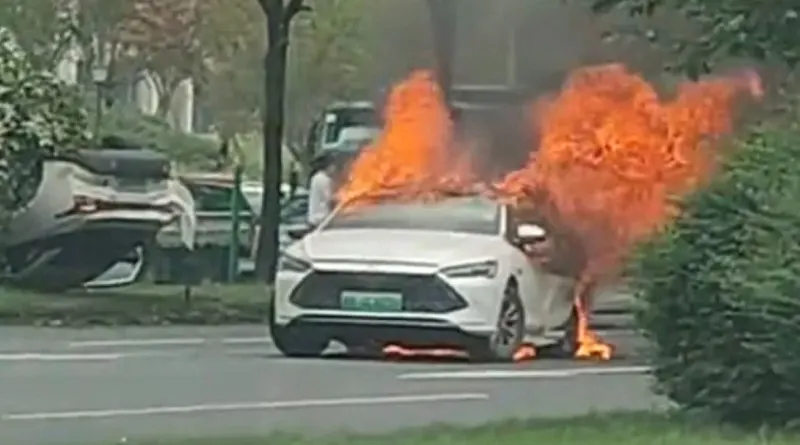 BYD Qin Plus DM-i згорів дотла після ДТП у Ченду: розслідування триває