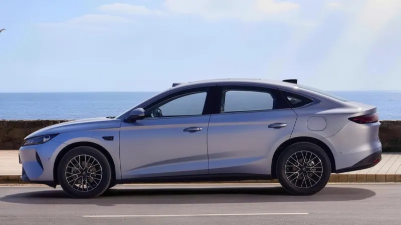 Новий седан BYD Qin Plus DM-i вийшов на ринок із запасом ходу до 2290 км