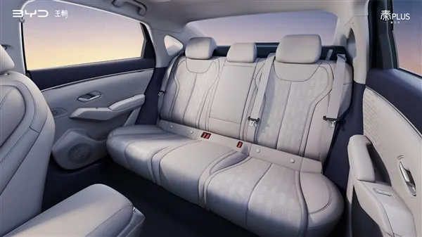 Новий BYD Qin Plus розкрив салон та рекордний запас ходу