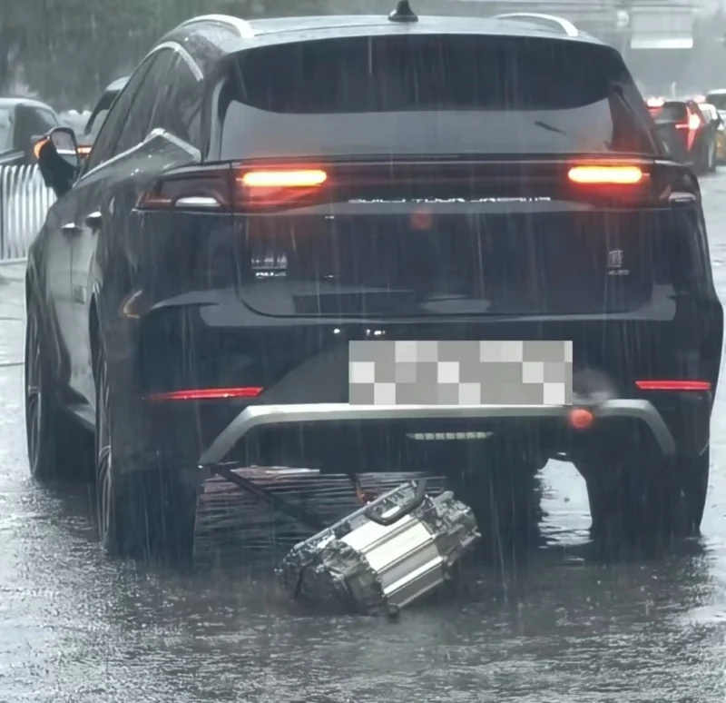 Чому у BYD Tang відірвався двигун: офіційне пояснення виробника