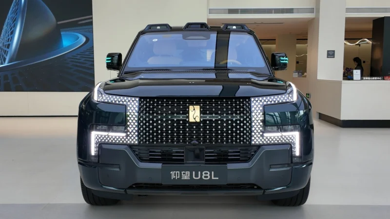 Розкішний BYD Yangwang U8L: 4-місний SUV за $216 тис. з гірськими пейзажами в салоні
