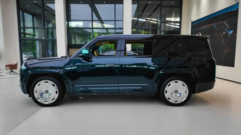 Розкішний BYD Yangwang U8L: 4-місний SUV за $216 тис. з гірськими пейзажами в салоні