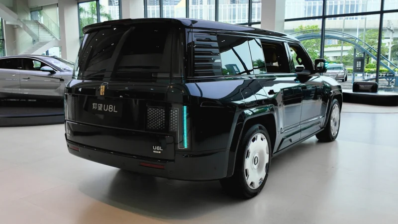 Розкішний BYD Yangwang U8L: 4-місний SUV за $216 тис. з гірськими пейзажами в салоні