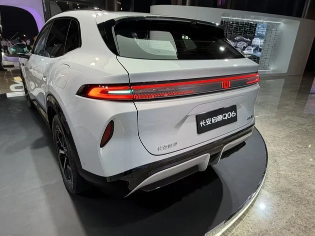 Новий Changan Nevo Q06: подвійний двигун, RWD та надшвидка зарядка 6C