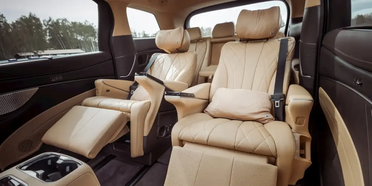 Denza D9: розкішний 7-місний мінівен від BYD виходить на ринок