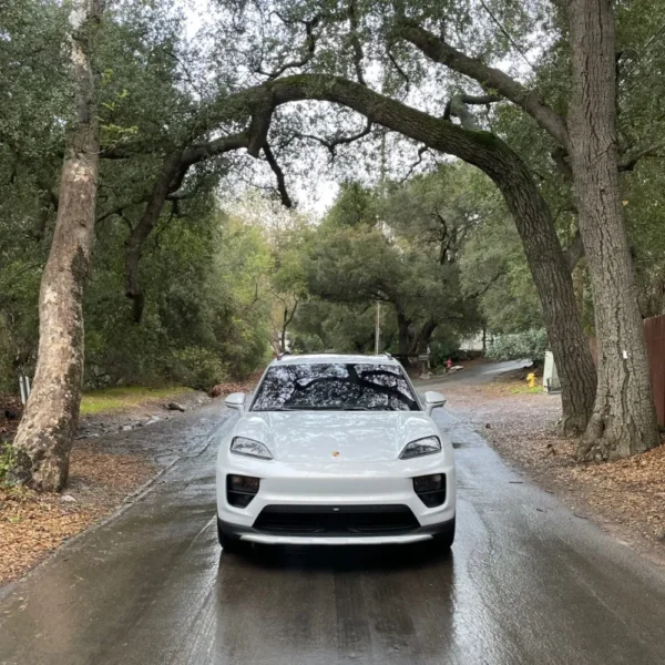 Електричний кросовер Porsche Macan EV