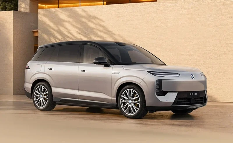 Потужний електромобіль Denza N8: тримоторний SUV від BYD з 1193 к.с.