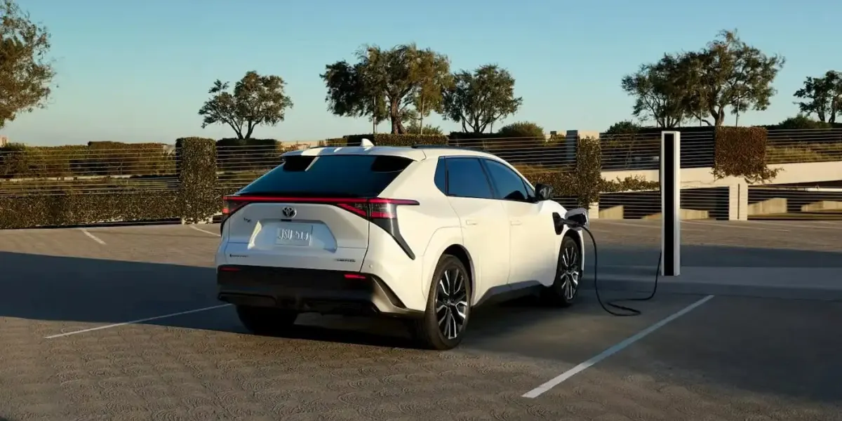Електромобілі Toyota стрімко зростають у США, але компанія пригальмовує випуск новинок