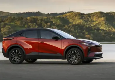Електромобілі Toyota стрімко зростають у США, але компанія пригальмовує випуск новинок
