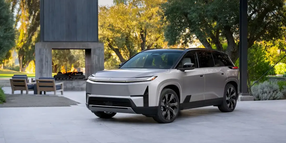 Електромобілі Toyota стрімко зростають у США, але компанія пригальмовує випуск новинок
