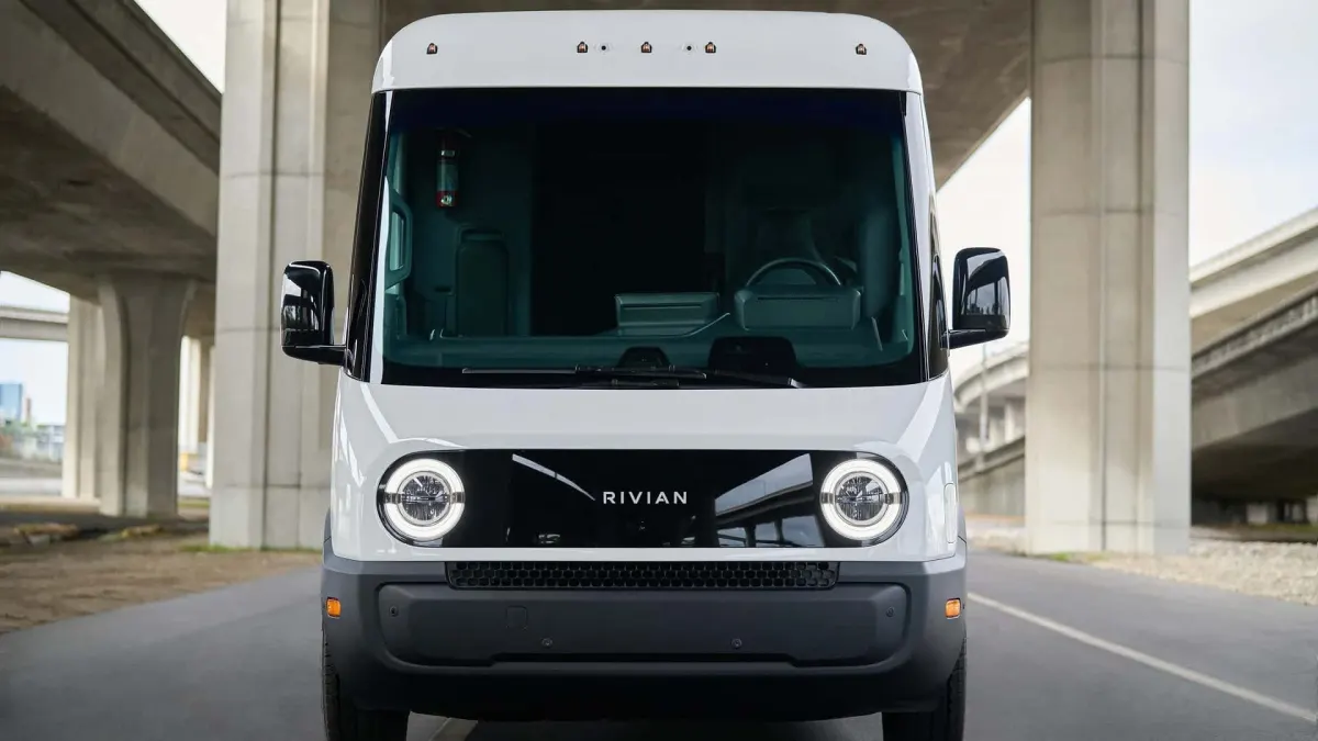 Amazon стрімко нарощує автопарк: 10 000 електричних фургонів Rivian за пів року