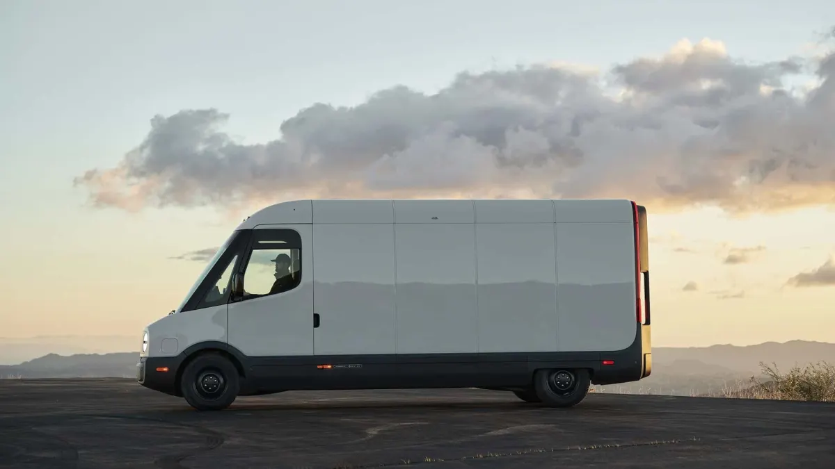 Amazon стрімко нарощує автопарк: 10 000 електричних фургонів Rivian за пів року