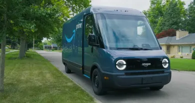 Amazon стрімко нарощує автопарк: 10 000 електричних фургонів Rivian за пів року