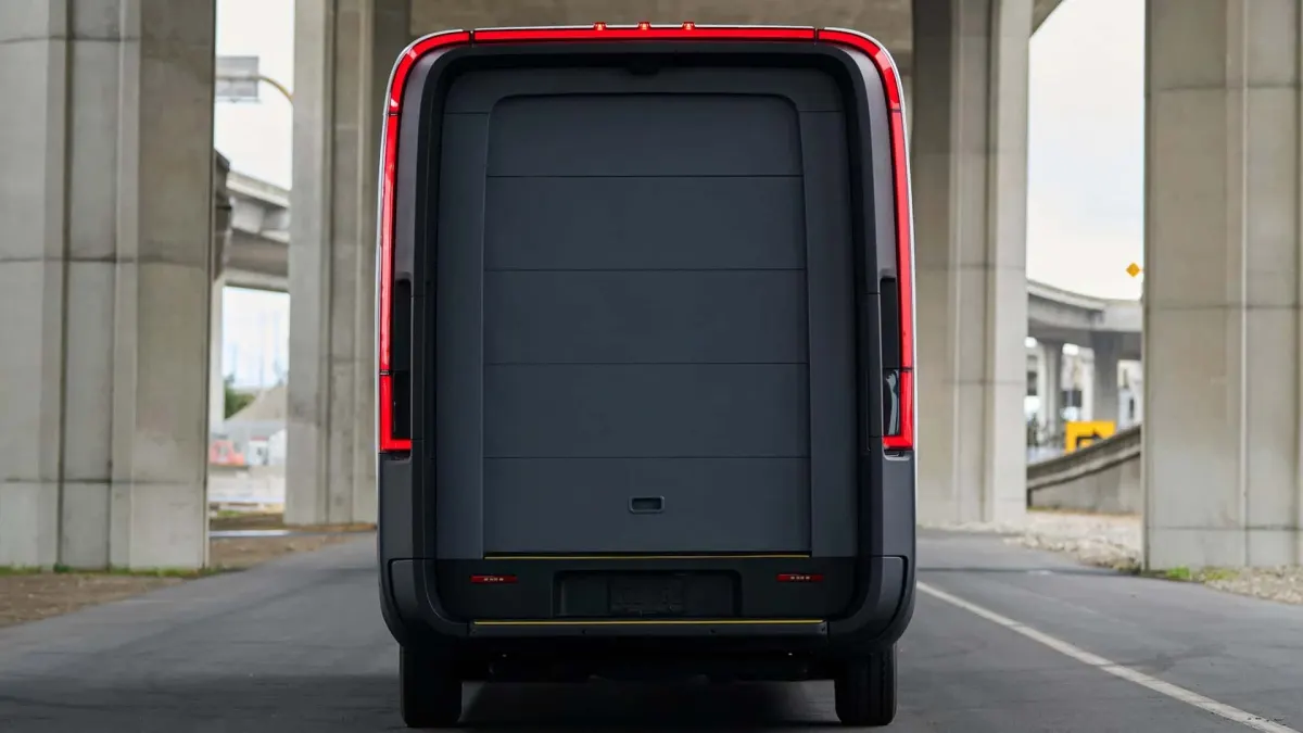 Amazon стрімко нарощує автопарк: 10 000 електричних фургонів Rivian за пів року