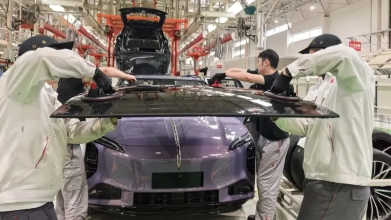 FAW Hongqi створила першу сонячну панель для електромобілів на перовськітах