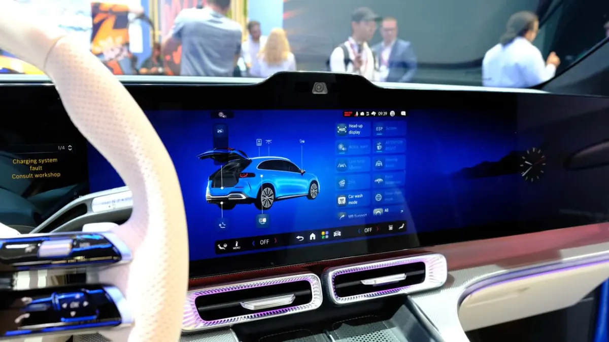 Mercedes-Benz визнав помилку: фізичні кнопки повертаються в салони авто