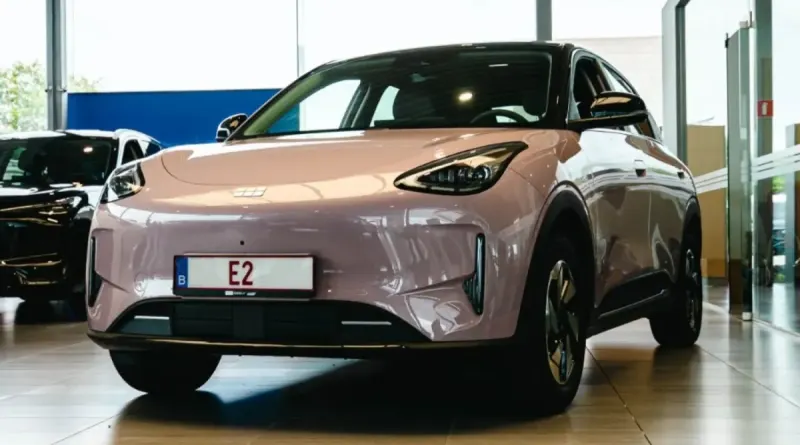 Компактний хетчбек Geely E2 з'явився у європейських дилерів перед стартом продажів