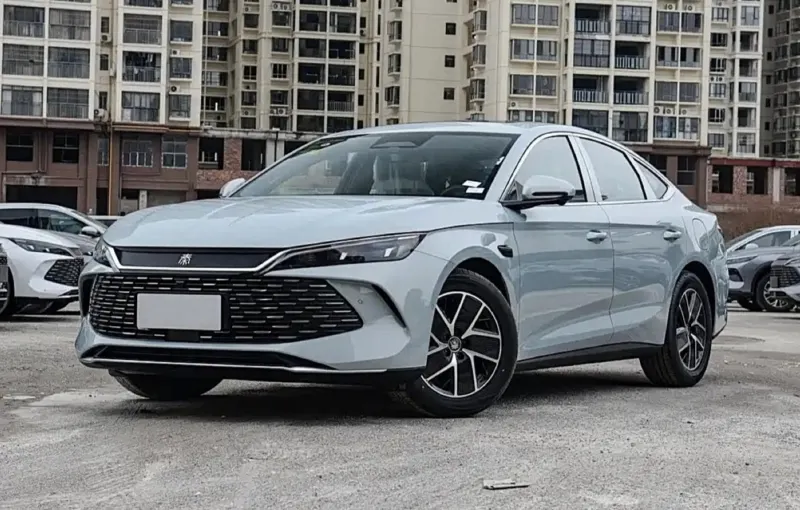 Китайський регулятор виявив невідповідності у Geely EX2 та BYD Qin L