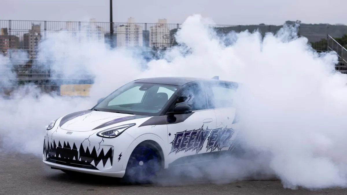 Задній привід та гідравлічний ручник: Geely EX2 перетворили на драйверський дрифткар