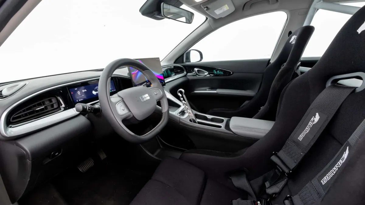 Задній привід та гідравлічний ручник: Geely EX2 перетворили на драйверський дрифткар