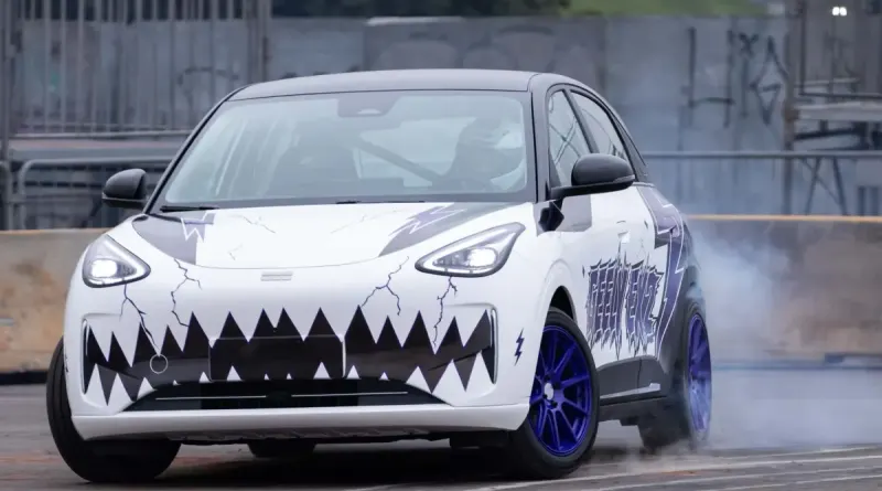 Задній привід та гідравлічний ручник: Geely EX2 перетворили на драйверський дрифткар
