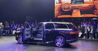 Новий електричний кросовер Genesis GV90 отримав висувний кінотеатр