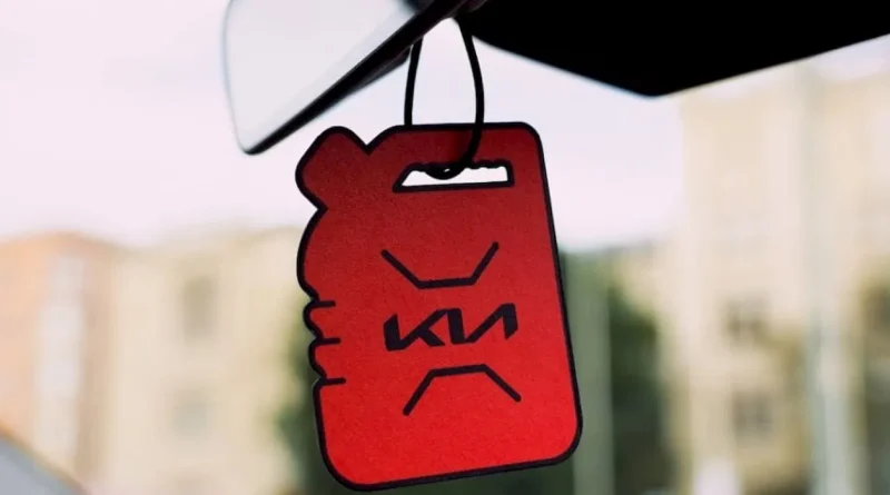 Kia раздает ароматизаторы с запахом бензина к новому электромобилю