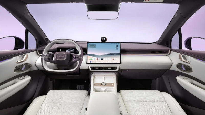 Оновлений кросовер Lynk & Co 02 отримав розкішний салон та надшвидку зарядку