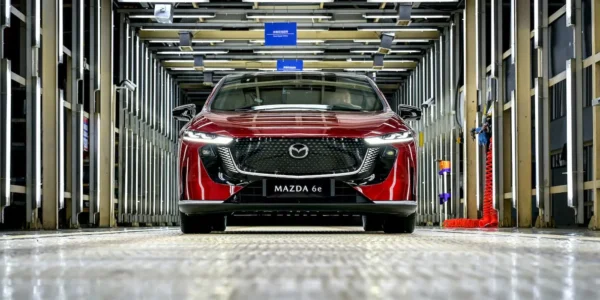 Електромобіль Mazda EZ-6 на дорозі