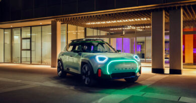 Mini представила концепт електромобіля Aceman з безліччю підсвічування та кількома проекторами