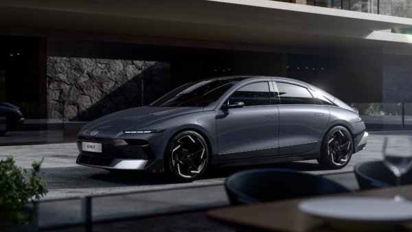 Обновленный Hyundai Ioniq 6 на дороге