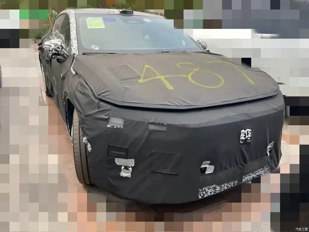 Шпигунські фото зняли новий седан Volvo з ДВЗ та лідаром під час випробувань