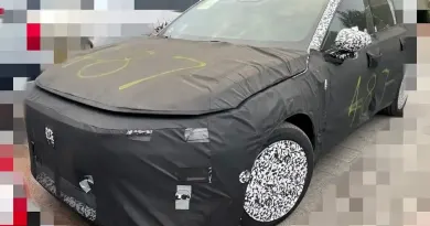 Шпигунські фото зняли новий седан Volvo з ДВЗ та лідаром під час випробувань