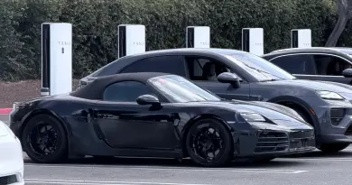 Новий Porsche Boxster EV випробували на станції Tesla Supercharger у США