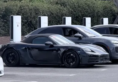 Новий Porsche Boxster EV випробували на станції Tesla Supercharger у США