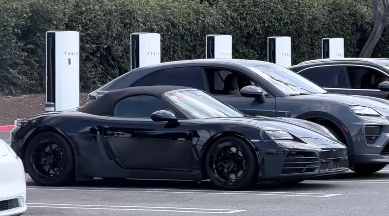 Новий Porsche Boxster EV випробували на станції Tesla Supercharger у США