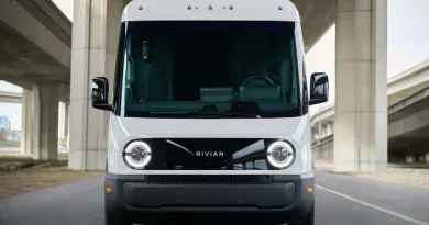Електричний фургон Rivian Commercial Van знову розгромив конкурентів на ринку США