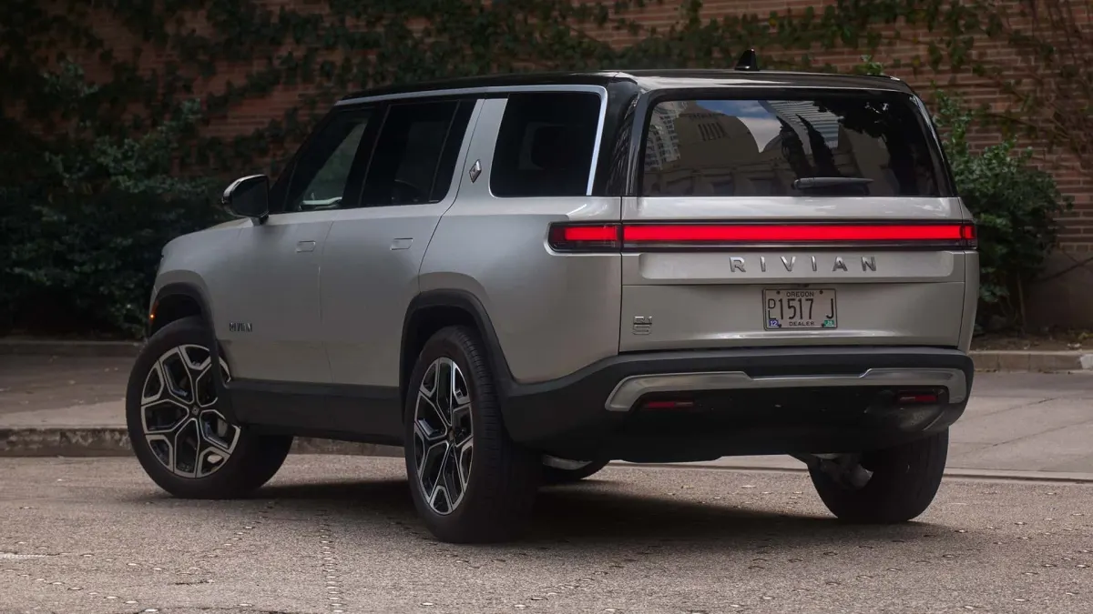 Оновлений Rivian R1S 2027 року отримав довгоочікуваний шестимісний салон