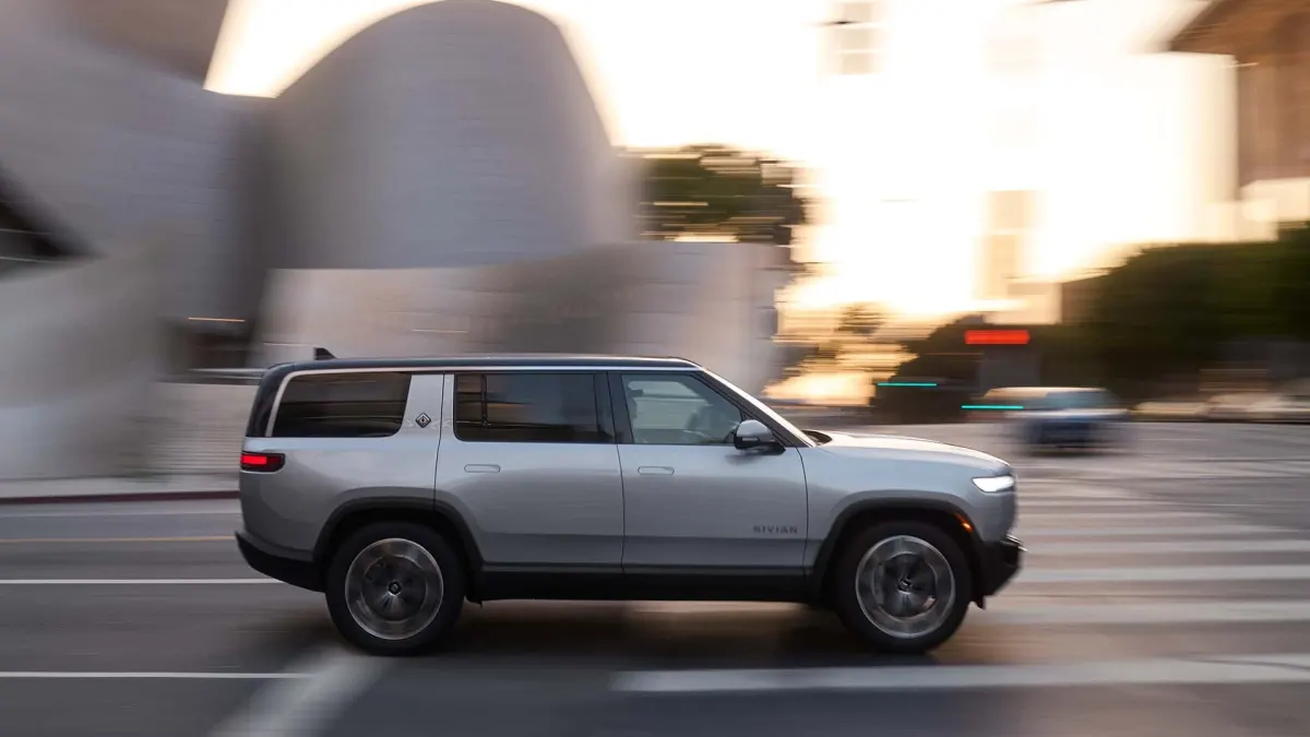 Оновлений Rivian R1S 2027 року отримав довгоочікуваний шестимісний салон