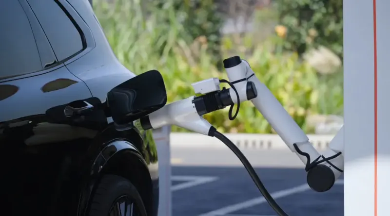 Нова швидка зарядка Geely здатна відновлювати батареї електромобілів