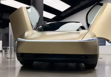 Роботаксі Tesla Cybercab привезли до Китаю, але продавати його не будуть