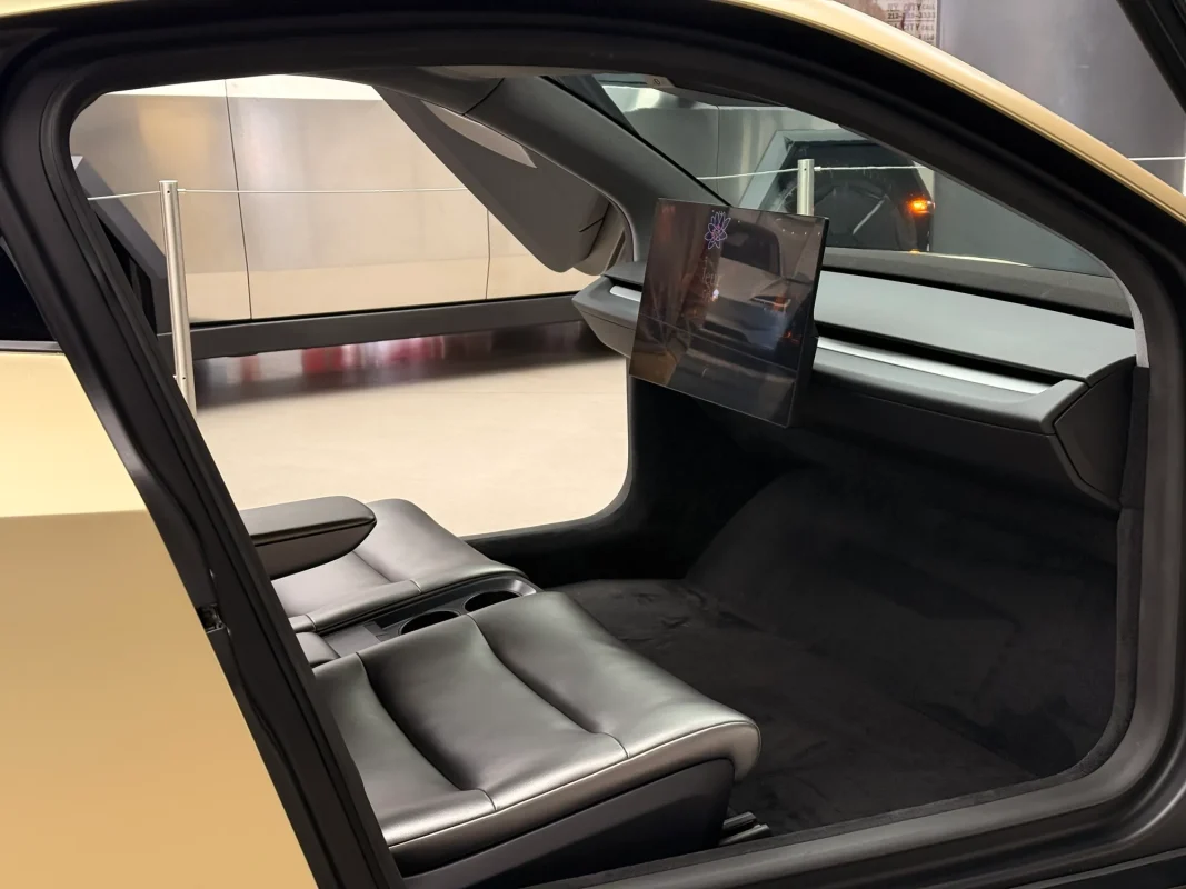 Tesla Cybercab: Масове виробництво без керма і без повної автономності